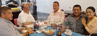 El exgobernador de Tabasco, reunido con amigos